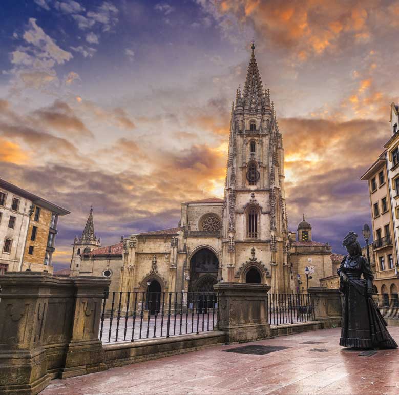 Plaza de la Catedral de Oviedo, cerca del albergue